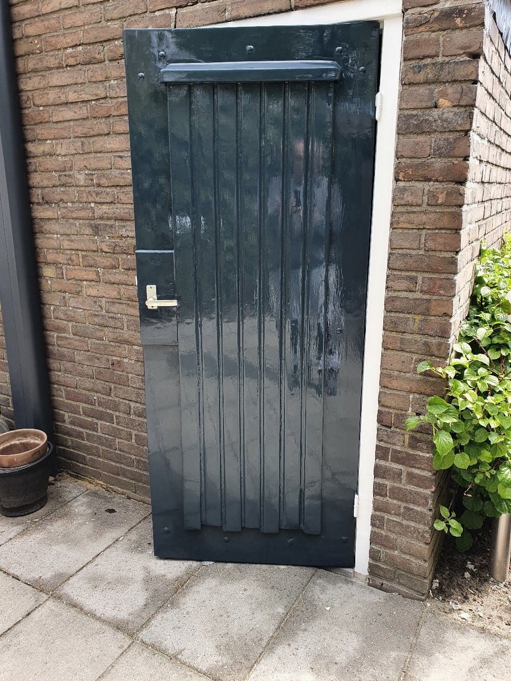 Buitendeur in donkergroene hoogglans