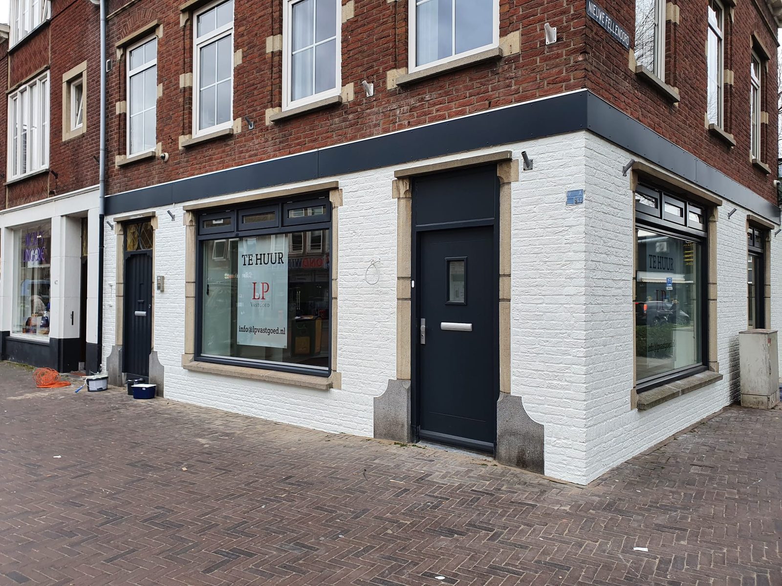 Wit geschilderd hoekpand